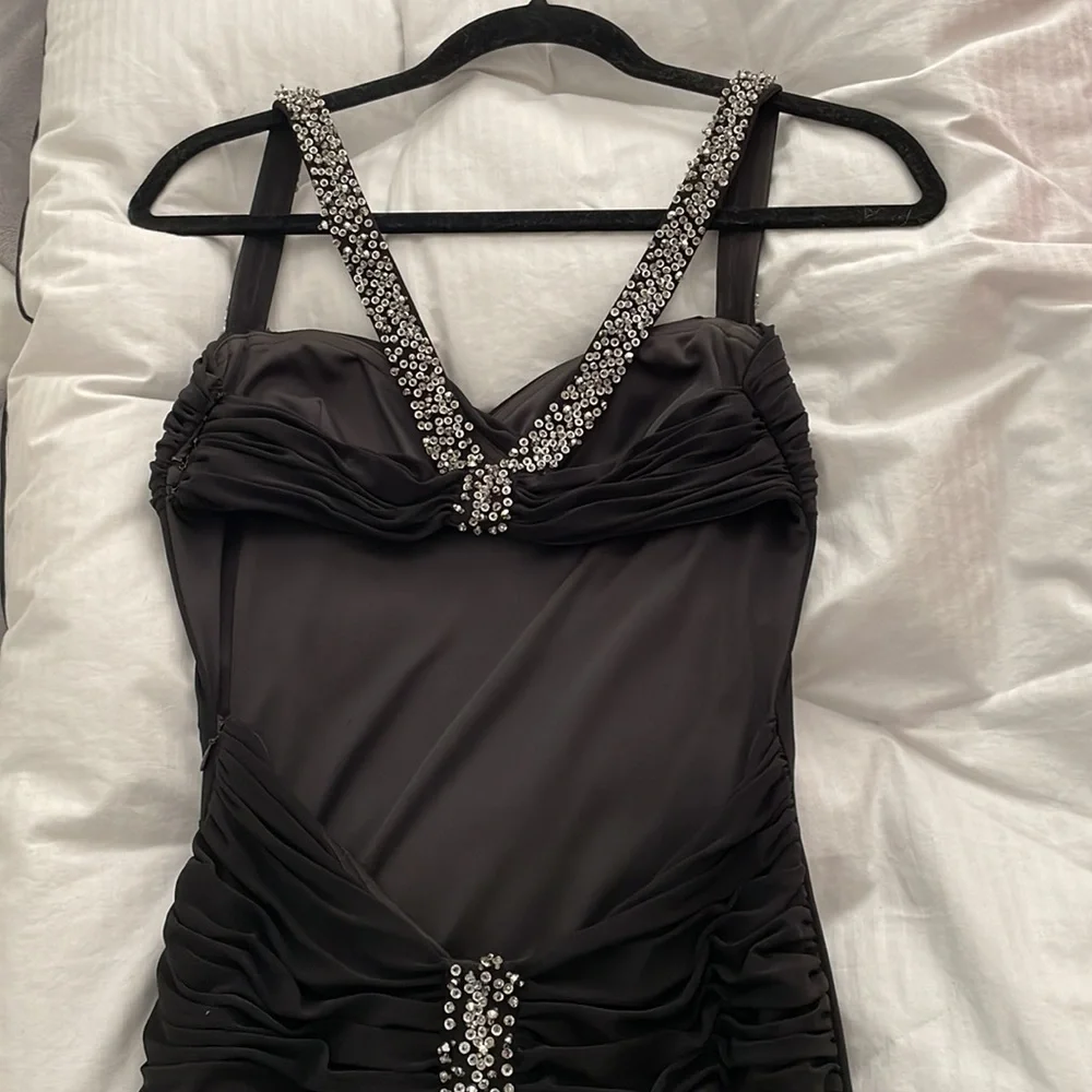 Black low back w sequins gown - Picture 5 of 7